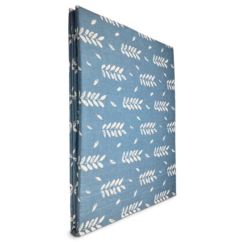 Mantel Rectangular Amelie Estampado Celeste Hojas Blancas - Doral