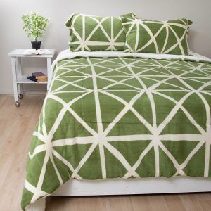 Cubrecama Sherpa Estampado 2 Plazas / Triángulos Verde Blanco - Doral